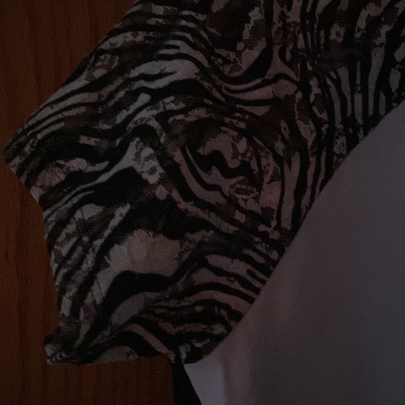 Chico’s Print Lace Sleeve Tunic Zenergy - Picture 4 of 5